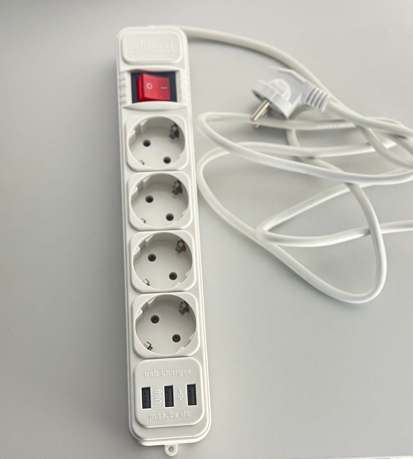 Podaljševalni kabel (4 vtičnice, 3 USB vhodi) 2 KOS