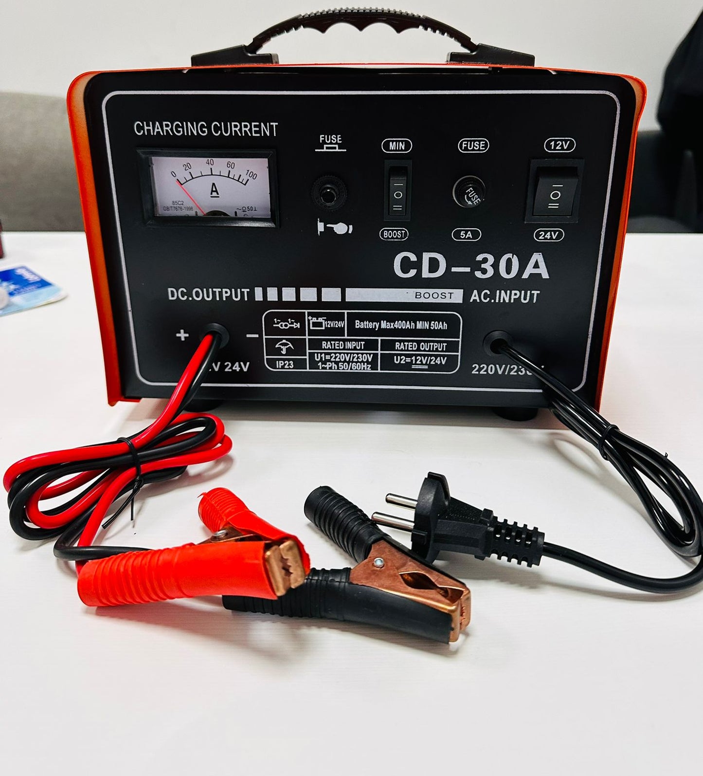 POLNILEC BATERIJ S FUNKCIJO HITREG POLNJENJA