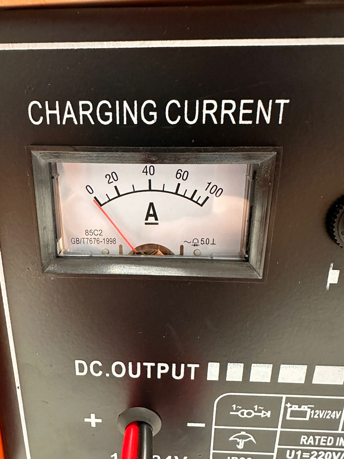 POLNILEC BATERIJ S FUNKCIJO HITREG POLNJENJA