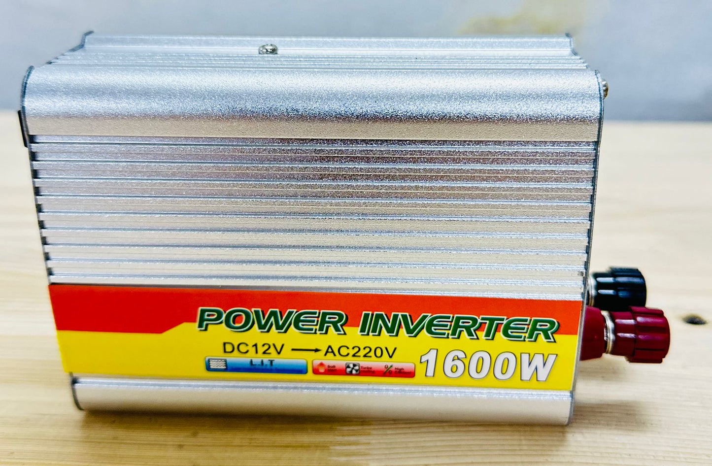 INVERTERSKI PRETVORNIK NAPETOSTI 1600 W